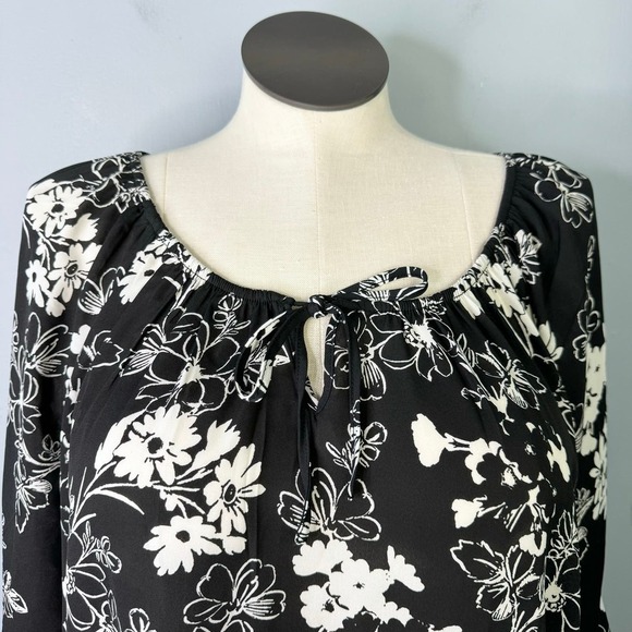 Torrid Floral 3/4 Length Bell Sleeve Gorgette Flowy Blouse Black White Sz 2X - Picture 3 of 12